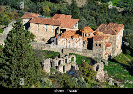 Teil des byzantinischen archäologische Stätte von Mystras in Peloponnes, Griechenland. Blick auf die Metropole des Heiligen Demetrios und das Archäologische Museum o Stockfoto