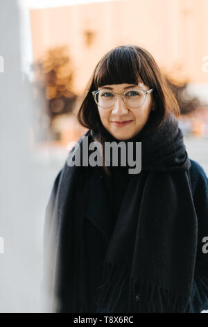 Brünette Frau lächelnd und Suchen in der Kamera Stockfoto