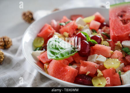 Lecker Wassermelone Salat auf Teller, Nahaufnahme Stockfoto