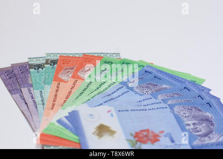 Malaysia Währung (MYR); Stack von Ringgit Malaysia Bank Note mit isolierten weißen Hintergrund. Stockfoto