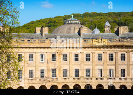 Buxton, Derbyshire. Architektur des Derbyshire Kurort einschließlich der Halbmond und der Devonshire Kuppel Stockfoto