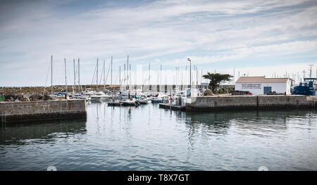 Ile d Yeu, Frankreich - September 16, 2018: Blick auf die Brücke von der Fähre in den Hafen der Insel von Yeu, wo Reisende sitzen zu admir Stockfoto