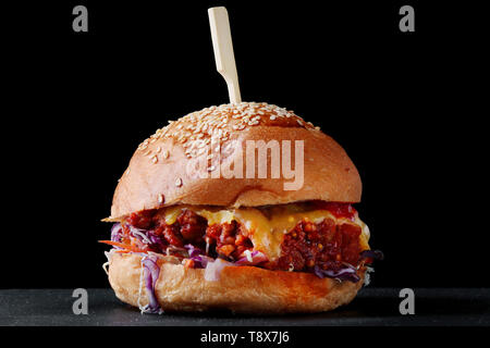Burger frisch und lecker auf dunklem Hintergrund. Organische Burger. Stockfoto