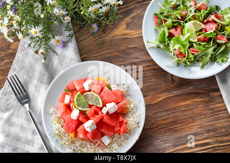 Platten mit köstlichen Watermelon Salat auf hölzernen Tisch Stockfoto