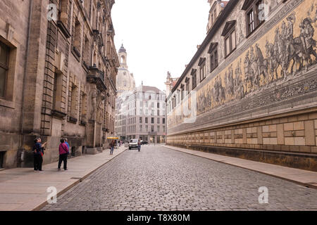 DRESDEN, Deutschland - 19. SEPTEMBER 2018: fürstenzug - größte Porzellan kunst in der Welt Stockfoto