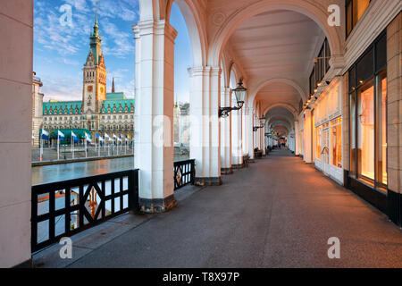 Hamburg, Deutschland. Stadtbild das Bild der Hamburger Innenstadt mit Rathaus während des Sonnenuntergangs. Stockfoto