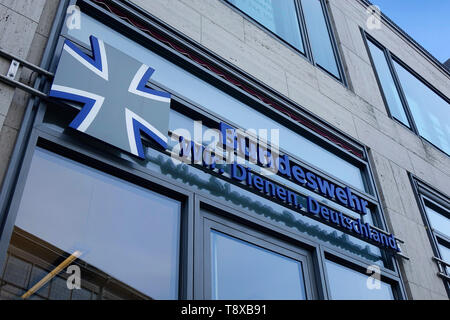 Mitte, Deutschland. 24 Apr, 2019. 24.04.2019, Mitte, Georgenstrasse, Berlin, Berliner Georgenstrasse Häuser eine Bundeswehr Showroom. | Verwendung der weltweiten Kredit: dpa/Alamy leben Nachrichten Stockfoto