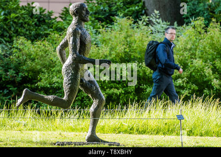 London, Großbritannien. 15 Mai, 2019. Dame Elizabeth Frink, laufender Mann (Vorn), 1986, est £ 400-600.000 - Christie's Skulptur auf dem Platz, mit Blick auf die Öffentlichkeit vom 15. Mai bis 17. Juni 2019. Die Ausstellung zeigt Werke, die in der Moderne Britische Kunst Abend Verkauf am 17. Juni 2019 angeboten werden. Credit: Guy Bell/Alamy leben Nachrichten Stockfoto