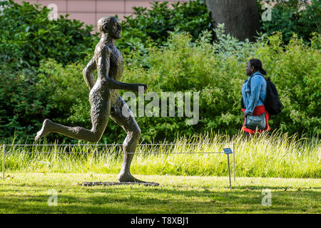 London, Großbritannien. 15 Mai, 2019. Dame Elizabeth Frink, laufender Mann (Vorn), 1986, est £ 400-600.000 - Christie's Skulptur auf dem Platz, mit Blick auf die Öffentlichkeit vom 15. Mai bis 17. Juni 2019. Die Ausstellung zeigt Werke, die in der Moderne Britische Kunst Abend Verkauf am 17. Juni 2019 angeboten werden. Credit: Guy Bell/Alamy leben Nachrichten Stockfoto