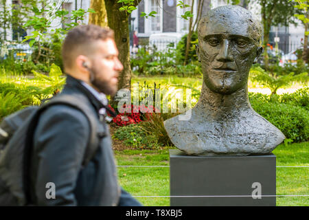 London, Großbritannien. 15 Mai, 2019. Dame Elizabeth Frink, In Memoriam I, 1981, est £ 200-300.000 - Christie's Skulptur auf dem Platz, mit Blick auf die Öffentlichkeit vom 15. Mai bis 17. Juni 2019. Die Ausstellung zeigt Werke, die in der Moderne Britische Kunst Abend Verkauf am 17. Juni 2019 angeboten werden. Credit: Guy Bell/Alamy leben Nachrichten Stockfoto