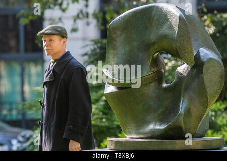 London, Großbritannien. 15 Mai, 2019. Henry Moore, Arbeitsmodell für Verriegelung (1962, Schätzung: £ 600,000-800 000) - Christie's Skulptur auf dem Platz, mit Blick auf die Öffentlichkeit vom 15. Mai bis 17. Juni 2019. Die Ausstellung zeigt Werke, die in der Moderne Britische Kunst Abend Verkauf am 17. Juni 2019 angeboten werden. Credit: Guy Bell/Alamy leben Nachrichten Stockfoto