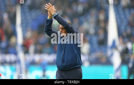 Gelsenkirchen, Deutschland. 06 Apr, 2019. firo: 06.04.2019, Fussball, 1.Bundesliga, Saison 2018/2019, FC Schalke 04 - Eintracht Frankfurt (1:2) Schalke, Huub Stevens, Geste, enttäuscht, Enttäuschung, klatschen Richtung SChalke Fans nach SPielende | Verwendung der weltweiten Kredit: dpa/Alamy leben Nachrichten Stockfoto