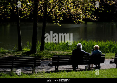 Hannover, Deutschland. 15 Mai, 2019. Zwei Rentner sitzen auf einer Bank in der Sonne in den Maschpark in Hannover. Credit: Peter Steffen/dpa/Alamy leben Nachrichten Stockfoto