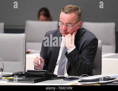 Hannover, Deutschland. 15 Mai, 2019. Boris Pistorius, Niedersachsens Minister für Inneres und Sport in Niedersachsen (SPD), sitzt im Plenarsaal des Landtages in Hannover. Dies beinhaltet die Abschaffung der Straßenbau Beiträge und eine Masern-impfung Anforderung. Credit: Peter Steffen/dpa/Alamy leben Nachrichten Stockfoto