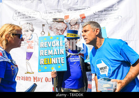 London, Großbritannien. 15 Mai, 2019. Pro und Anti Brexit Verfechter argumentieren zusammen außerhalb des Parlaments Credit: Amer ghazzal/Alamy leben Nachrichten Stockfoto