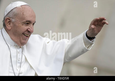 Vatikan, Vatikan. 15 Mai, 2019. Papst Franziskus begrüßt die Gläubigen, wie er kommt, um die Generalaudienz auf dem Petersplatz zu führen. Credit: Giuseppe Ciccia/Alamy leben Nachrichten Stockfoto