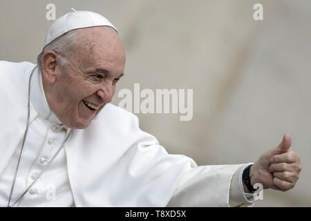 Vatikan, Vatikan. 15 Mai, 2019. Papst Franziskus Gesten, wie er kommt, um die Generalaudienz auf dem Petersplatz zu führen. Credit: Giuseppe Ciccia/Alamy leben Nachrichten Stockfoto