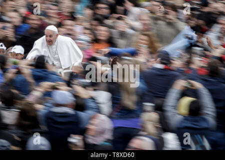 Vatikan, Vatikan. 15 Mai, 2019. Papst Franziskus begrüßt die Gläubigen, wie er kommt, um die Generalaudienz auf dem Petersplatz zu führen. Credit: Giuseppe Ciccia/Alamy leben Nachrichten Stockfoto