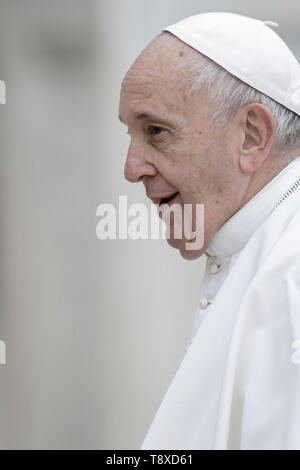 Vatikan, Vatikan. 15 Mai, 2019. Papst Franziskus lächelt als er ankommt die Generalaudienz auf dem Petersplatz zu führen. Credit: Giuseppe Ciccia/Alamy leben Nachrichten Stockfoto