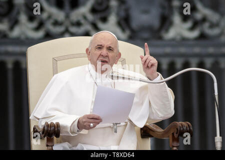 Vatikan, Vatikan. 15 Mai, 2019. Papst Franziskus liefert seine Predigt während der Generalaudienz auf dem Petersplatz. Credit: Giuseppe Ciccia/Alamy leben Nachrichten Stockfoto