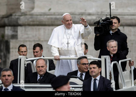 Vatikan, Vatikan. 15 Mai, 2019. Papst Franziskus begrüßt die Gläubigen, wie er kommt, um die Generalaudienz auf dem Petersplatz zu führen. Credit: Giuseppe Ciccia/Alamy leben Nachrichten Stockfoto