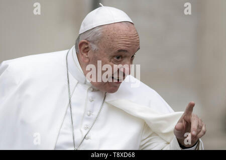 Vatikan, Vatikan. 15 Mai, 2019. Papst Franziskus Gesten, wie er kommt, um die Generalaudienz auf dem Petersplatz zu führen. Credit: Giuseppe Ciccia/Alamy leben Nachrichten Stockfoto