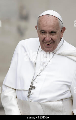 Vatikan, Vatikan. 15 Mai, 2019. Papst Franziskus kommt an der Generalaudienz auf dem Petersplatz zu führen. Credit: Giuseppe Ciccia/Alamy leben Nachrichten Stockfoto