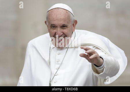 Vatikan, Vatikan. 15 Mai, 2019. Papst Franziskus begrüßt die Gläubigen, wie er kommt, um die Generalaudienz auf dem Petersplatz zu führen. Credit: Giuseppe Ciccia/Alamy leben Nachrichten Stockfoto