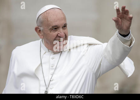 Vatikan, Vatikan. 15 Mai, 2019. Papst Franziskus begrüßt die Gläubigen, wie er kommt, um die Generalaudienz auf dem Petersplatz zu führen. Credit: Giuseppe Ciccia/Alamy leben Nachrichten Stockfoto