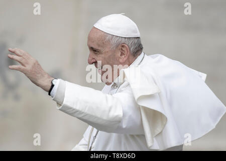 Vatikan, Vatikan. 15 Mai, 2019. Papst Franziskus begrüßt die Gläubigen, wie er kommt, um die Generalaudienz auf dem Petersplatz zu führen. Credit: Giuseppe Ciccia/Alamy leben Nachrichten Stockfoto