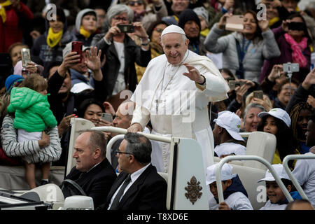 Vatikan, Vatikan. 15 Mai, 2019. Papst Franziskus begrüßt die Gläubigen, wie er kommt, um die Generalaudienz auf dem Petersplatz zu führen. Credit: Giuseppe Ciccia/Alamy leben Nachrichten Stockfoto