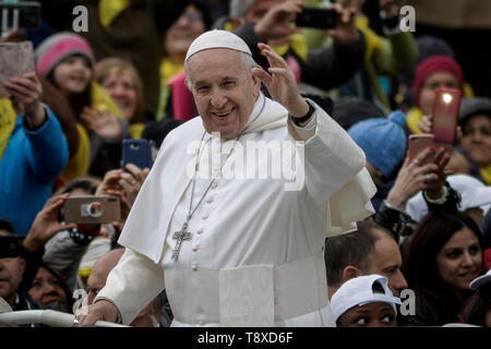 Vatikan, Vatikan. 15 Mai, 2019. Papst Franziskus begrüßt die Gläubigen, wie er kommt, um die Generalaudienz auf dem Petersplatz zu führen. Credit: Giuseppe Ciccia/Alamy leben Nachrichten Stockfoto