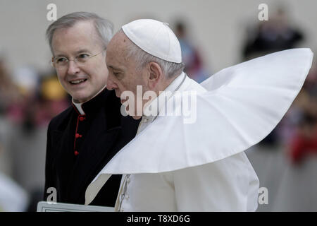 Vatikan, Vatikan. 15 Mai, 2019. Papst Franziskus kommt an der Generalaudienz auf dem Petersplatz zu führen. Credit: Giuseppe Ciccia/Alamy leben Nachrichten Stockfoto