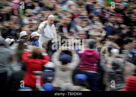 Vatikan, Vatikan. 15 Mai, 2019. Papst Franziskus begrüßt die Gläubigen, wie er kommt, um die Generalaudienz auf dem Petersplatz zu führen. Credit: Giuseppe Ciccia/Alamy leben Nachrichten Stockfoto