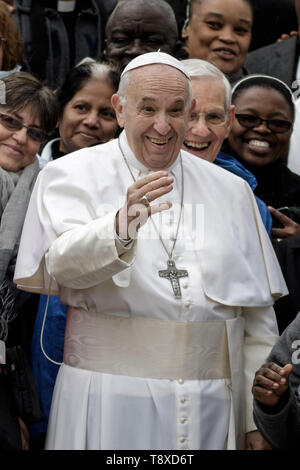 Vatikan, Vatikan. 15 Mai, 2019. Papst Franziskus lächelt während der Generalaudienz auf dem Petersplatz. Credit: Giuseppe Ciccia/Alamy leben Nachrichten Stockfoto