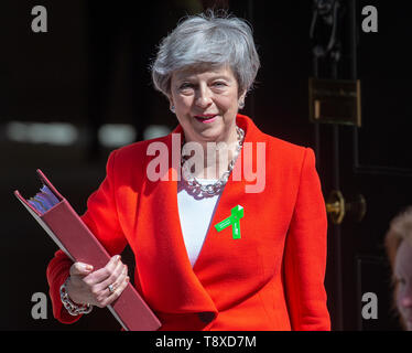 Downing Street, London, UK - 15. Mai 2019 der britische Premierminister, Theresa May, Blätter Nummer 10 Downing Street, dem Parlament für die Prime Minister's Fragen zu gehen. Sie trägt ein grünes Abzeichen auf dem Revers Bewußtsein über psychische Erkrankungen zu erhöhen. Credit: Tommy London/Alamy leben Nachrichten Stockfoto