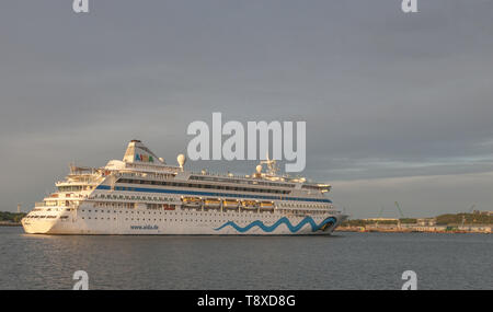 Ringaskiddy, Cork, Irland. 15 Mai, 2019. Deutsche Kreuzfahrtschiff AidaVita dampft auf dem Fluss in der frühen Morgensonne auf die tiefen Wasser terminal in Ringaskiddy Co.Cork, Irland. Stockfoto