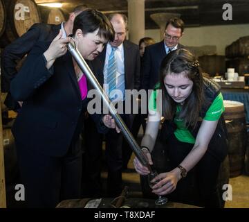 Doune in der Nähe von Stirling, Schottland, Großbritannien. 15 Mai, 2019. Doune, Großbritannien. 15 Mai, 2019. Führer der Schottischen Konservativen & Unionist Party, Ruth Davidson, schließt sich an die Kandidatinnen und Kandidaten für die Wahlen zum Europäischen Parlament an deanston Destillerie in Doune in der Nähe von Stirling Credit: Rich Dyson/Alamy leben Nachrichten Stockfoto