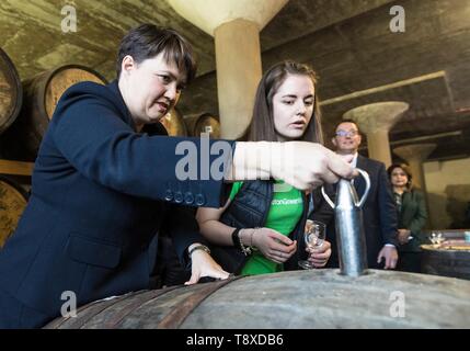 Doune in der Nähe von Stirling, Schottland, Großbritannien. 15 Mai, 2019. Doune, Großbritannien. 15 Mai, 2019. Führer der Schottischen Konservativen & Unionist Party, Ruth Davidson, schließt sich an die Kandidatinnen und Kandidaten für die Wahlen zum Europäischen Parlament an deanston Destillerie in Doune in der Nähe von Stirling Credit: Rich Dyson/Alamy leben Nachrichten Stockfoto