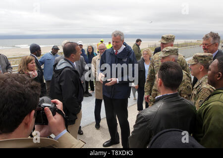 14. Mai - NEW YORK, NEW YORK - Bürgermeister Bill De Blasio zusammen mit dem US Army Corps lt Gen Semonite, Queens Borough President Melinda Katz, NYC Parks Kommissar Mitchell J. Silber, FAICP, Ethan Lange, Inhaber der Rockaway Beach Brewing Company Kennzeichnen des Abschlusses von der East Rockaway Einlass Wartung Baggerarbeiten Projekt Strand entlang94 und der rockaway Boardwalk am 14. Mai 2019 in Queens, New York City. Foto: MPI 43/MediaPunch Stockfoto