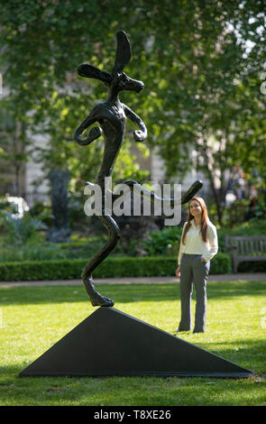 St James's Square, London, UK. 15. Mai 2019. Eine Ausstellung von Skulptur öffnet am Blick für die Öffentlichkeit vom 15. Mai bis 17. Juni 2019. Die ausgestellten Werke, Barbara Hepworth und Henry Moore & Barry Flanagan, wird zum Verkauf bei Christie's moderne britische Kunst Abend Verkauf angeboten am 17. Juni. Bild: Barry Flanagan RA, der Bowler, 1990. Schätzung: £ 600,000-800,000. Credit: Malcolm Park/Alamy Leben Nachrichten. Stockfoto