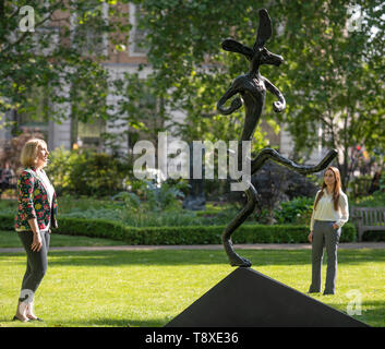 St James's Square, London, UK. 15. Mai 2019. Eine Ausstellung von Skulptur öffnet am Blick für die Öffentlichkeit vom 15. Mai bis 17. Juni 2019. Die ausgestellten Werke, Barbara Hepworth und Henry Moore & Barry Flanagan, wird zum Verkauf bei Christie's moderne britische Kunst Abend Verkauf angeboten am 17. Juni. Bild: Barry Flanagan RA, der Bowler, 1990. Schätzung: £ 600,000-800,000. Credit: Malcolm Park/Alamy Leben Nachrichten. Stockfoto