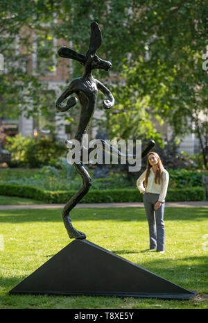 St James's Square, London, UK. 15. Mai 2019. Eine Ausstellung von Skulptur öffnet am Blick für die Öffentlichkeit vom 15. Mai bis 17. Juni 2019. Die ausgestellten Werke, Barbara Hepworth und Henry Moore & Barry Flanagan, wird zum Verkauf bei Christie's moderne britische Kunst Abend Verkauf angeboten am 17. Juni. Bild: Barry Flanagan RA, der Bowler, 1990. Schätzung: £ 600,000-800,000. Credit: Malcolm Park/Alamy Leben Nachrichten. Stockfoto