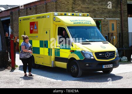 Tenterden, Kent, Großbritannien. 15 Mai, 2019. Ein Kent Surrey Sussex Air Ambulance als auf einen Vorfall im Zentrum der Stadt versandt wurde. Das medizinische Personal in Szene. Die Not hat Platz an der alten Molkerei Brauerei im Zentrum der Stadt gebracht. Der Fahrer eines Südostküste Krankenwagen Gespräche zu einer relativen an der Unfallstelle. Credit: Paul Lawrenson 2019, Foto: Paul Lawrenson/Alamy leben Nachrichten Stockfoto