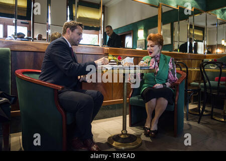 Warszawa, Mazowieckie, Polen. 15 Mai, 2019. Bürgermeister von Warschau, Rafal Trzaskowski und Georgette Mosbacher, Botschafter der USA in einer Cafeteria nach der Zeremonie gesehen. Credit: Attila Husejnow/SOPA Images/ZUMA Draht/Alamy leben Nachrichten Stockfoto