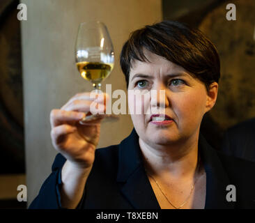 Doune, Schottland, UK. 15. Mai 2019. Der Schottischen Konservativen Ruth Davidson MSP visits Deanston Destillerie in Doune auf einer europäischen Wahl besuchen. Während der Begehung der whiskies der Brennerei beprobt. Stockfoto