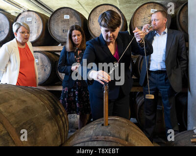 Doune, Schottland, UK. 15. Mai 2019. Der Schottischen Konservativen Ruth Davidson MSP visits Deanston Destillerie in Doune auf einer europäischen Wahl besuchen. Während der Begehung der whiskies der Brennerei beprobt. Stockfoto