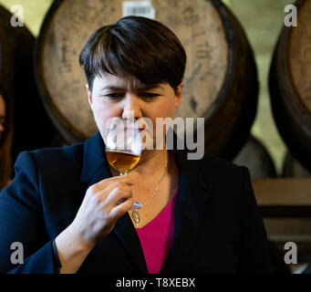 Doune, Schottland, UK. 15. Mai 2019. Der Schottischen Konservativen Ruth Davidson MSP visits Deanston Destillerie in Doune auf einer europäischen Wahl besuchen. Während der Begehung der whiskies der Brennerei beprobt. Stockfoto