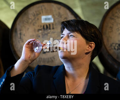 Doune, Schottland, UK. 15. Mai 2019. Der Schottischen Konservativen Ruth Davidson MSP visits Deanston Destillerie in Doune auf einer europäischen Wahl besuchen. Während der Begehung der whiskies der Brennerei beprobt. Stockfoto