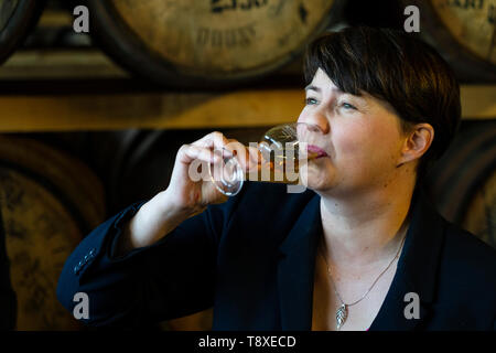 Doune, Schottland, UK. 15. Mai 2019. Der Schottischen Konservativen Ruth Davidson MSP visits Deanston Destillerie in Doune auf einer europäischen Wahl besuchen. Während der Begehung der whiskies der Brennerei beprobt. Stockfoto